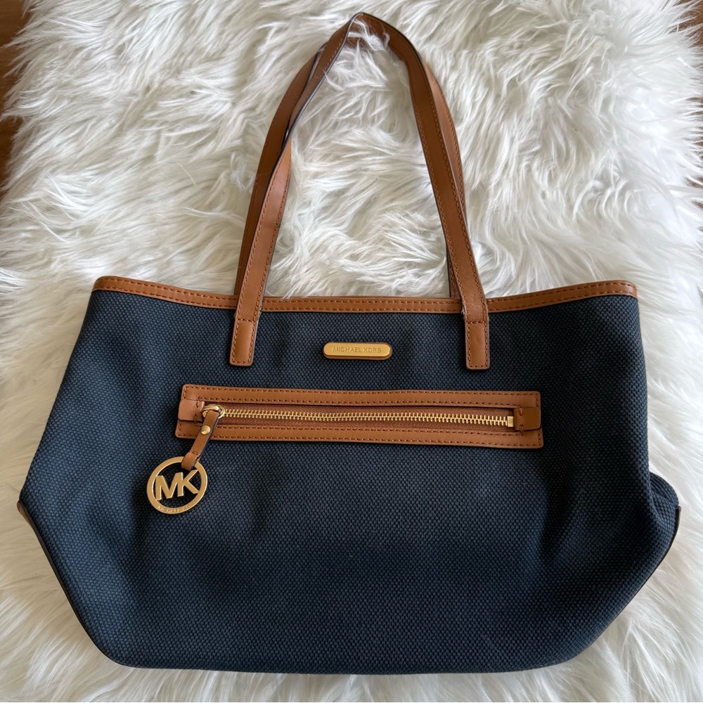 🔥Michael Kors | Navy Blue & Brown Shoulder Bag with Zip Closure and Storage